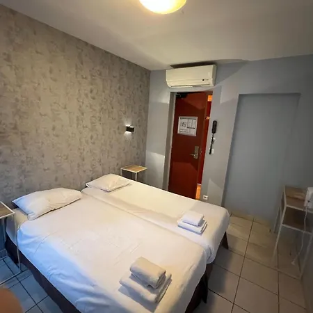 Le Montclair Montmartre By River Paryż