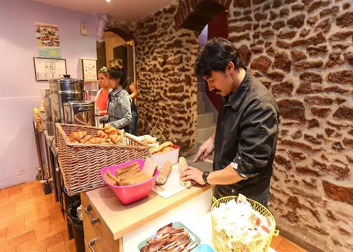 Le Montclair Montmartre By River Hostel